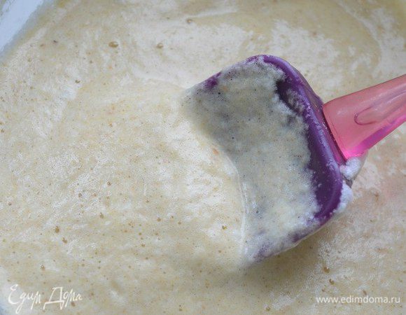 Приготовить кляр : смешать муку, пиво, желток, соль по вкусу, аккуратно перемешать. В конце ввести в него взбитый белок.