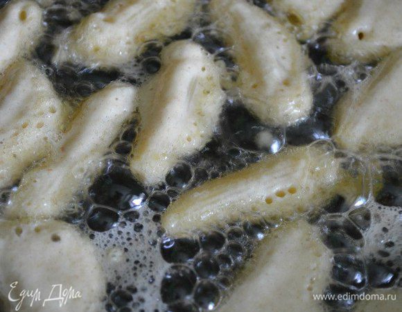 Обжаривать на раст. масле, на среднем огне, до золотистой корочки.
