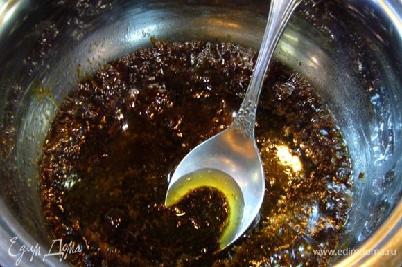 В сотейнике с толстым дном растопить сливочное масло. Вмешать мягкий темный сахар Мусковадо.