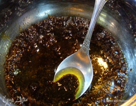 В сотейнике с толстым дном растопить сливочное масло.
Вмешать мягкий темный сахар Мусковадо.
