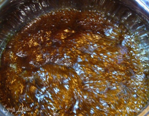 Следом добавить светлый тростниковый сахар и молоко.
Быстро довести до кипения и держать на сильном огне 2 минуты. Масса начинает подниматься, я ее постоянно помешивала.
