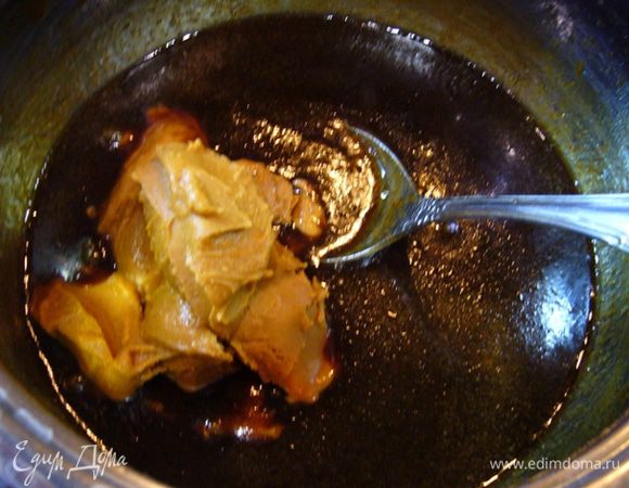 Снять с огня, вмешать арахисовую пасту, затем добавить сахарную пудру, перемешать до однородности.

