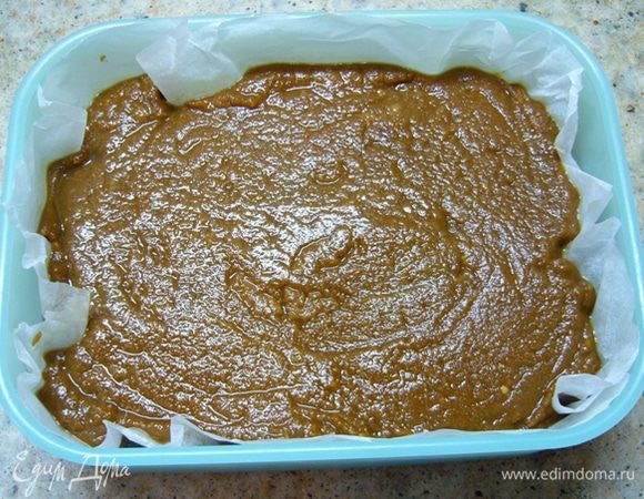 Подготовить форму 20*20: застелить ее пергаментом.
Получившуюся массу переложить в форму, разровнять плотным слоем.
Остудить и убрать в холодильник на 3 часа до застывания.
Перед подачей нарезать кубиками в 2-3 см.
