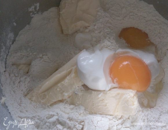 Муку просеять, добавить масло, желтки и сметану. Перетереть все в крошку.