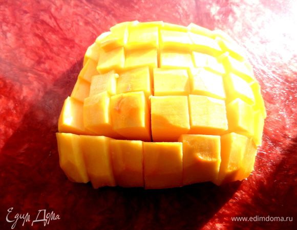 Сначала берём тыкву, очищаем и нарезаем на кубики.