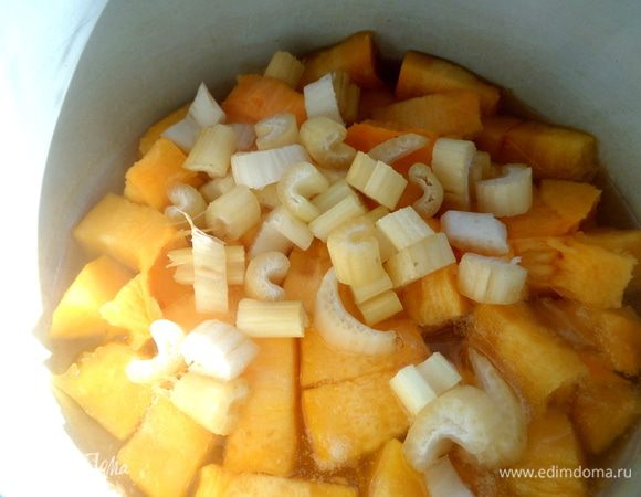 Кидаем в тыкву сельдерей и всё тушим до готовности. Вода частично выкипит.