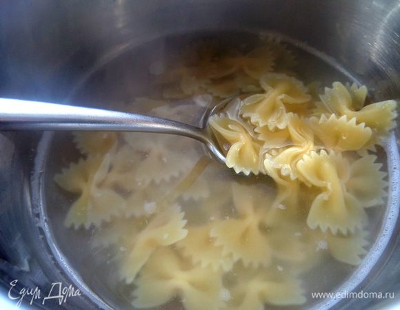 Макароны в это время отварим в другой кастрюле до полуготовности.