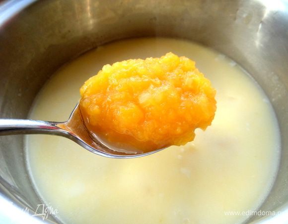 Перемешиваем, добавляем пюре из тыквы.