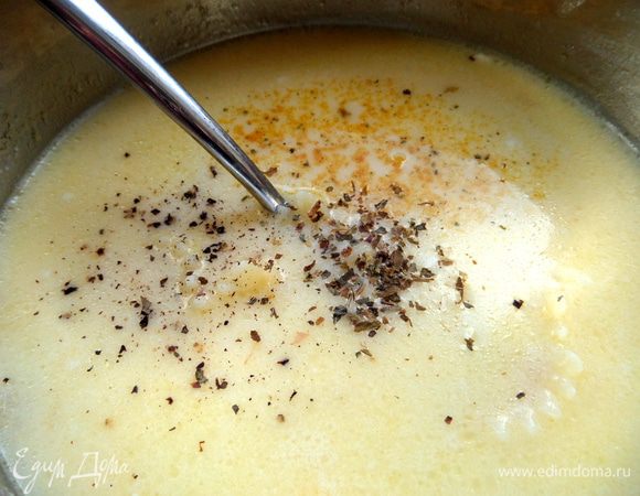 Добавляем приправы, перец, базилик, соль, если нужно!