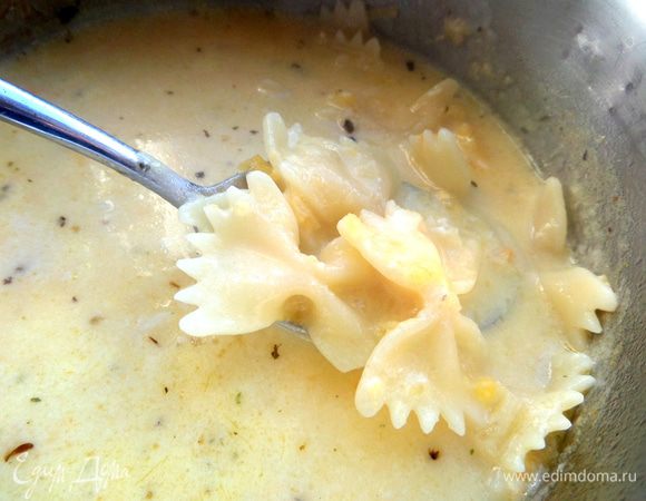 Смотрим, готовы ли макароны, и выключаем огонь.