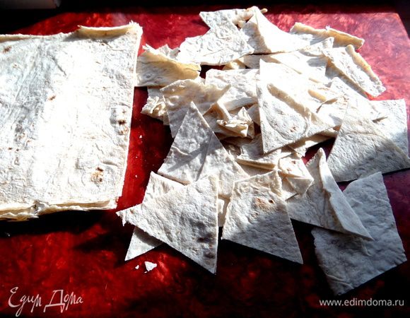 В это время нарежем лаваш на треугольники и обжарим на сковороде (можно капнуть немного масла на кусочки).