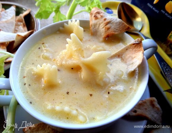 Наливаем порцию супа в бульонную чашку.