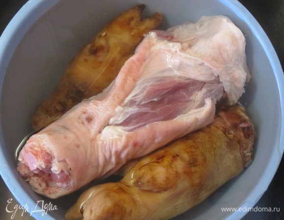 Ножки и рульку хорошо промыть, надрезать, залить холодной водой и оставить на 3-4 часа.