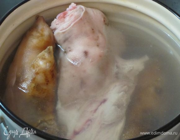 Промыть холодной водой вместе с говядиной, залить кипятком. Оставить на 10 минут.