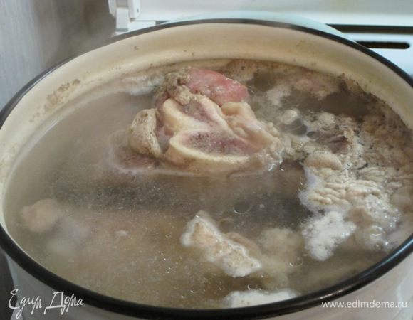Хорошо промыть. Выложить в кастрюлю, залить холодной водой выше уровня мясопродуктов. Довести до кипения, варить до появления пены , минут 10-15.