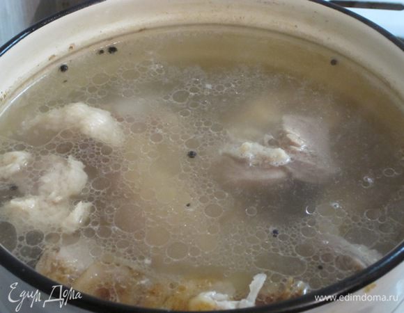 Слить воду вместе с пеной. Хорошо промыть ножки, рульку, мясо, заложить в чистую кастрюлю, налить холодной воды на 4-5 см выше уровня мяса.
