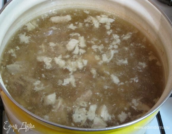 Варить на слабом огне 4 -4,5 часа с добавлением чёрного перца горошком. Крышка должна быть наполовину открытой (ни в коем случае крышку не закрывать!). Периодически снимать жир с поверхности бульона. Вынуть готовое мясо. Бульон процедить через 2 слоя марли. Разобрать мясопродукты на кусочки, косточки вынуть. Мясо мелко нарезать, выложить в процеженный бульон. Посолить, поперчить, довести до кипения. Варить минут 5.