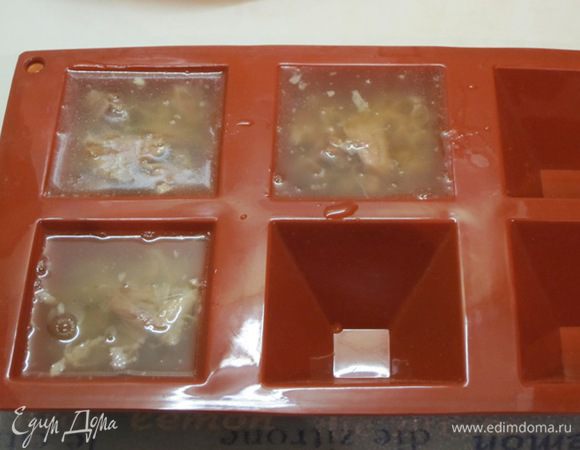 Немного остудить. Добавить тёртый чеснок. Разложить по формочкам. Я выложила в формочки, которые получила в качестве приза от сайта ЕД.