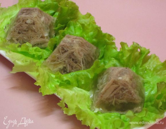 Остудить до комнатной температуры. Поставить в холодильник до застывания. Выложить на тарелочки. Подать с горчицей, хреном.