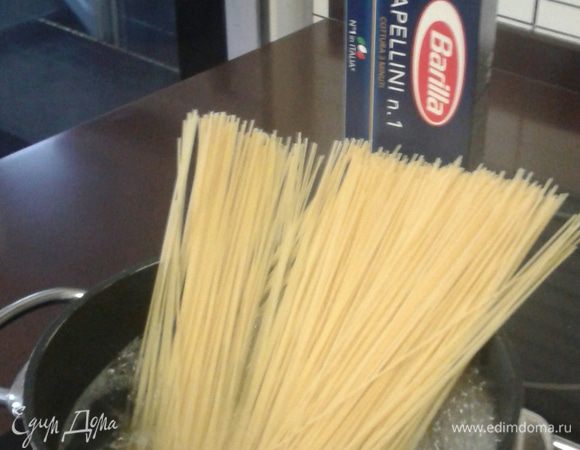 Тем временем готовьте спагетти в большой кастрюле с кипящей подсоленной водой. Barilla № 1 готовятся около 3 минут. Слейте спагетти и верните в горячую кастрюлю. Вмешайте сливки, добавьте черный молотый перец, смесь итальянских сухих трав, и осторожно нагрейте.