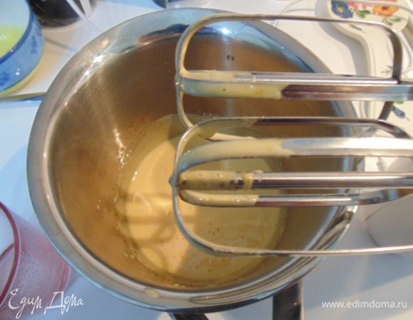 Соединить желтки с сахаром. Взбить до пышной пены.