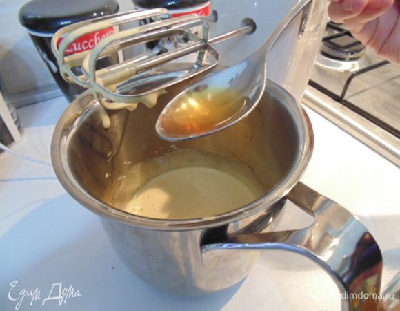 Добавить в желтковую массу коньяк, маскарпоне, молоко и и кофе (холодный). Взбить.