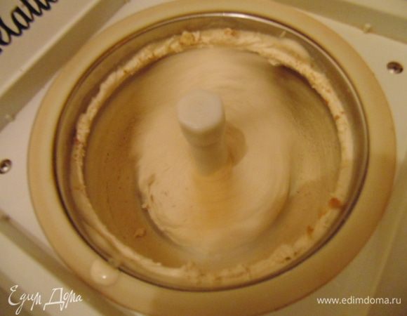 Полученную смесь охладить в холодильнике, а затем приготовить в мороженице согласно инструкции.
Если нет мороженицы, то поместить смесь в морозильную камеру, через 2 часа разбить погружным блендером, повторить процедуру 2-3 раза. В результате получите мягкое гладкое мороженое.
