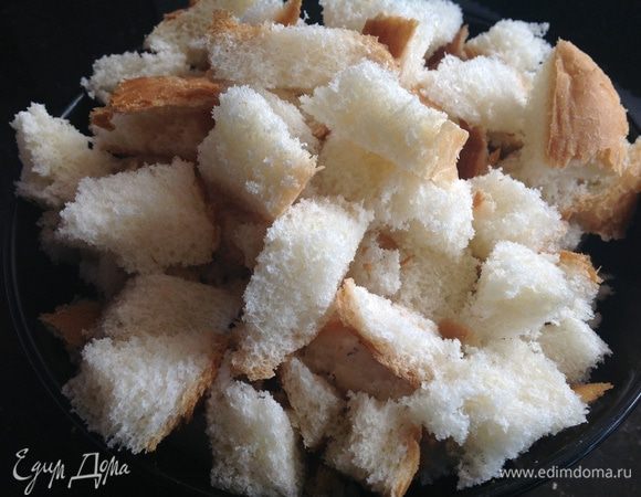 Хлеб (у меня был французский батон) нарежьте на кубики. Банан нарежьте тонкими кружочками. Яблоко почистите, удалите сердцевину, нарежьте на маленькие кусочки.