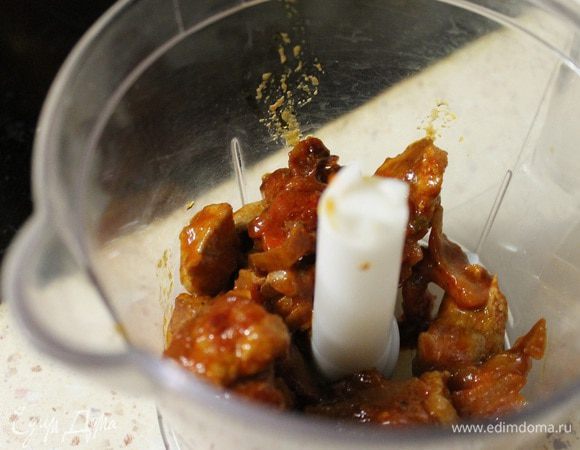 Я тушила свинину с морковью и луком в томатной пасте, и немного осталось, ни туда, ни сюда. (можно взять фарш тушеный в томатной пасте или сметане.) Измельчаем наше мяско в  блендере или комбайне.