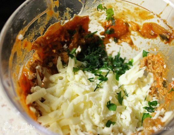 К измельченному мясу добавляем сыр, натертый на крупной терке и зелень, все хорошо перемешиваем.