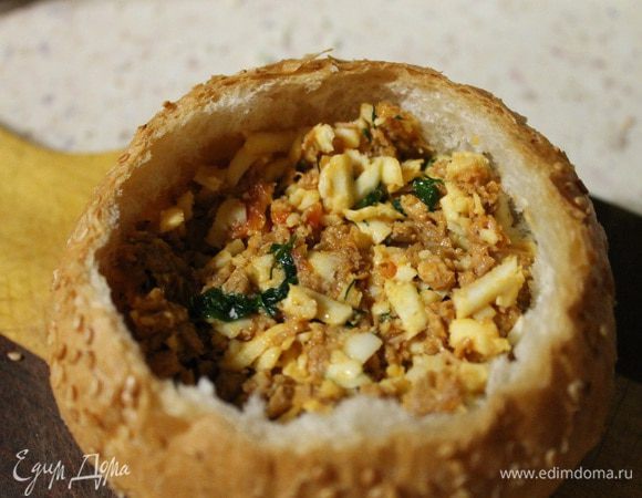 Кладем начинку в булочки..