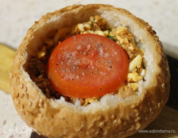 Сверху кружочек помидора, солим и перчим его.