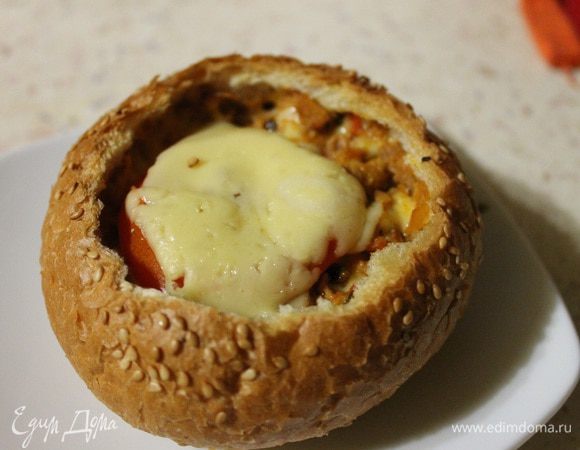 Ставим наши булочки в духовку разогретую до 160 градусов на 10 минут. Потом кладем на помидорку по ломтику сыра и запекаем еще 10 минут при температуре 200 градусов.