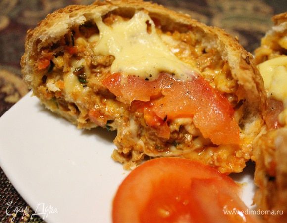 Достаем наши булочки из духовки, разрезаем пополам (так удобнее кушать), завариваем чай с лимоном и сахаром, и можно приступать. Приятного аппетита!)