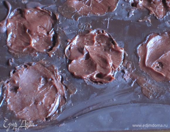 С помощью кофейной ложечки выложить начинку в формочки.