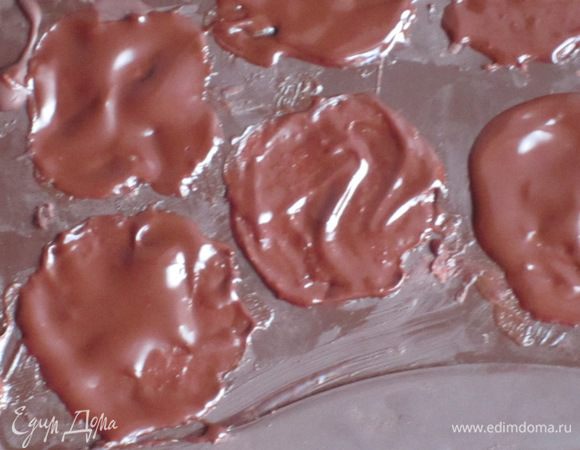 Сверху выложить растопленный горький шоколад и разровнять поверхность. Если шоколад застыл, то можно его снова растопить на водяной бане. Поставить в холодильник до полного застывания шоколада.