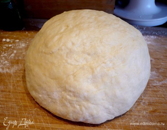 Вот так оно выглядит по завершении замешивания. Кладем его в емкость, накрываем пленкой и оставляем «отдохнуть» на полчаса. 