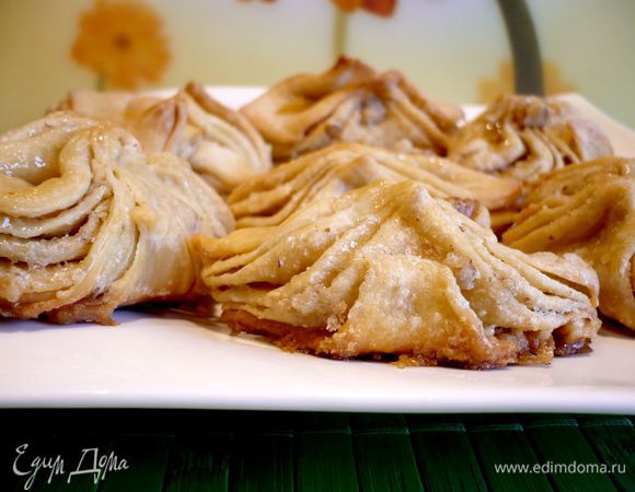 Достаем из духовки, даем пирожкам остыть в течение 20 минут и поливаем каждый пирожок половиной чайной ложки меда. Остужаем полностью. Приятного аппетита!    
