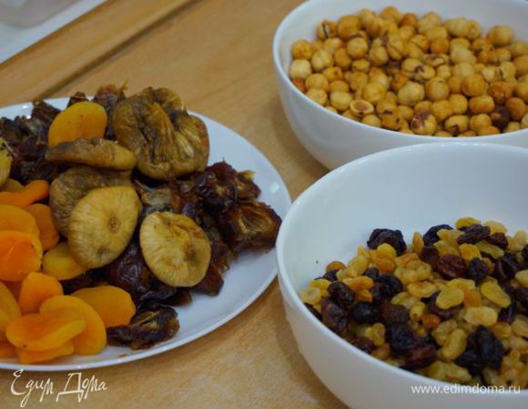 Все сухофрукты вымыть и высушить, удалить косточку из фиников; орехи слегка подсушить в духовке, фундук очистить от шелухи.
