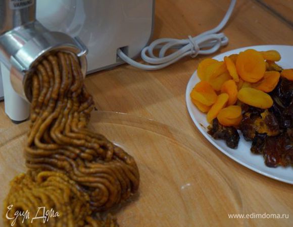 Включаем мясорубку, все перемалываем, начиная с фиников и изюма...