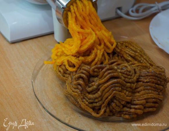 Завершать курагой и орехами