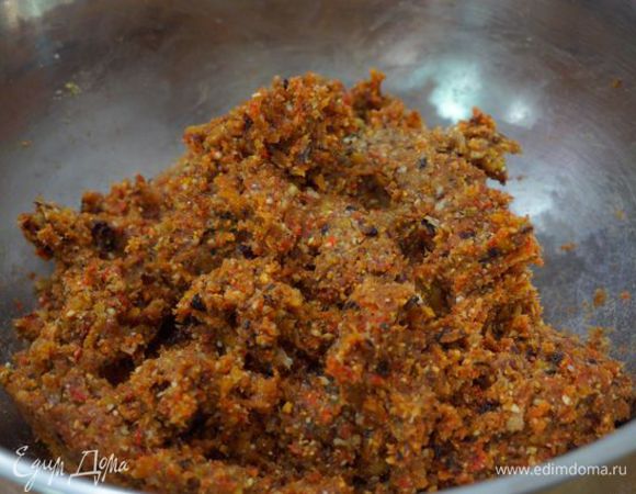 Сложить все в глубокую миску, хорошо перемешать, скатывать шарики среднего размера