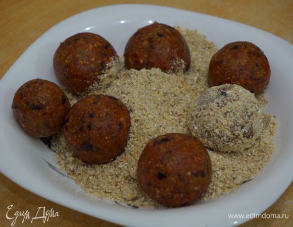 Для обсыпки я перемолола несколько горстей овсяных хлопьев (смесь 7 злаков), обваляла в ней конфетки и завернула в фольгу