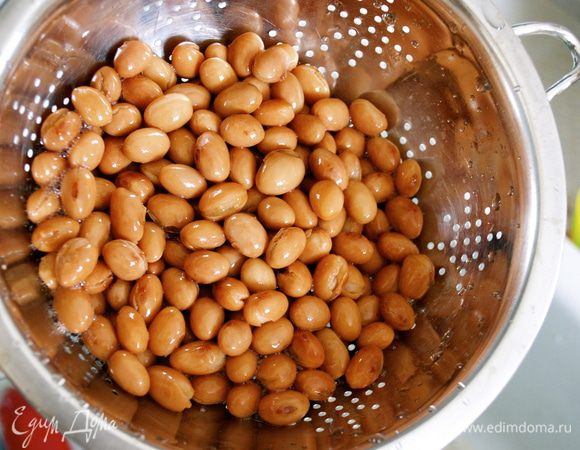Консервированную фасоль промыть под проточной водой... (нам понадобятся 2 стандартные банки по 450 г) Можно использовать и обыкновенную сухую фасоль, которую предварительно вымочить ночь в воде, а затем отварить до готовности... Но, для этого простого и быстрого в приготовлении блюда я приспособилась использовать именно консервированную фасоль. 