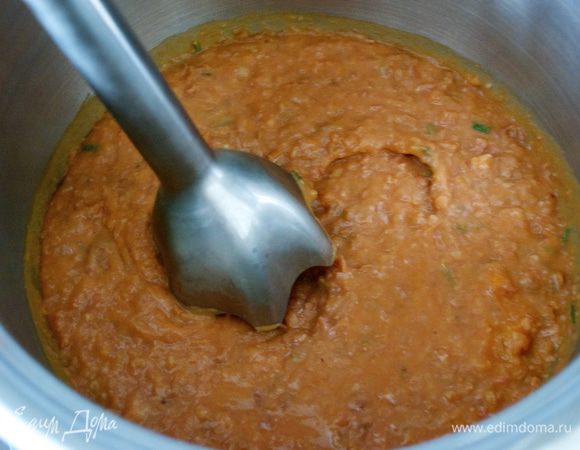 Оливковое масло разогреть в кастрюле с толстым дном. Обжарить 5 минут смесь из лука и бекона. Добавить половину требующейся по рецепту фасоли, томатный соус ("пассату") и взбить все погружным блендером.