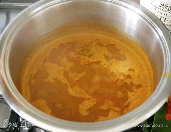 Влить воду, посолить, поперчить по вкусу и варить 20 минут, время от времени помешивая.