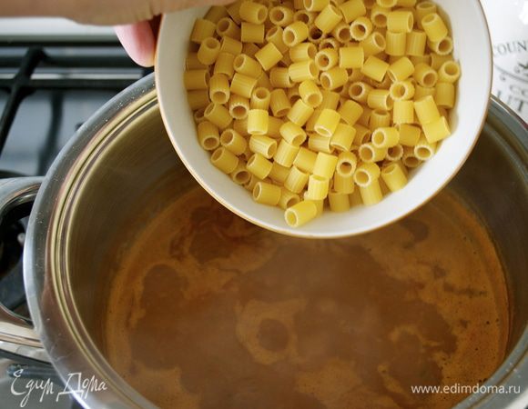 Через 20 минут добавить пасту и варить согласно указанному на упаковке времени.