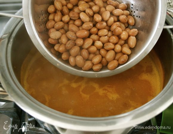 За 5 минут до окончания варки добавить оставшуюся фасоль...