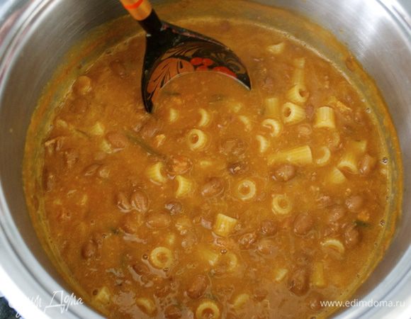 Готовить еще 5 минут. Блюдо должно получиться по консистенции достаточно густым... Но, регулировать, конечно, можно по своему вкусу...  