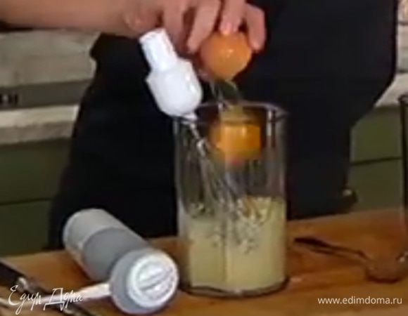 Ввести желток и продолжать взбивать.